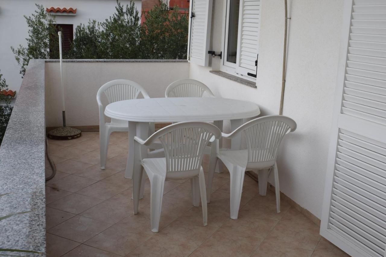 Apartments Loina Novalja Luaran gambar